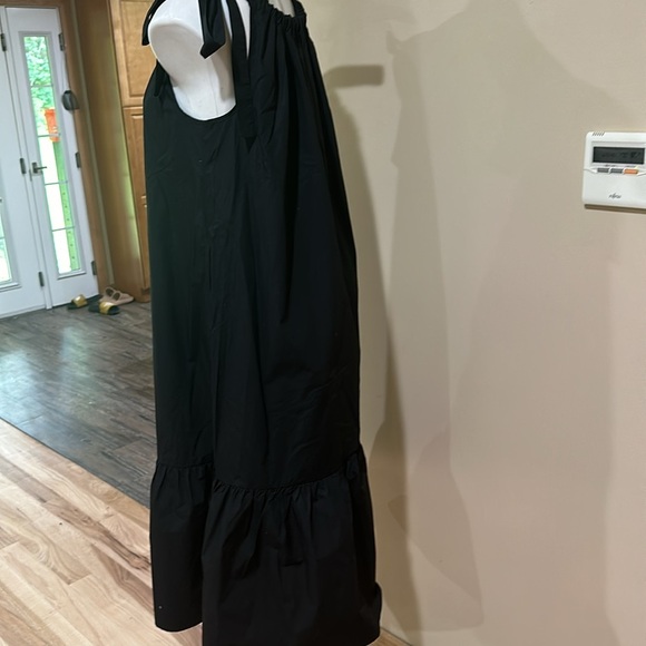 Elegant Black Sleeveless Dress - Picture 5 of 10